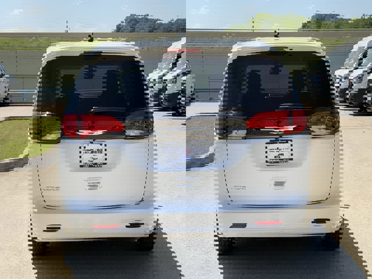 Used 2024 Chrysler Voyager LX image 7