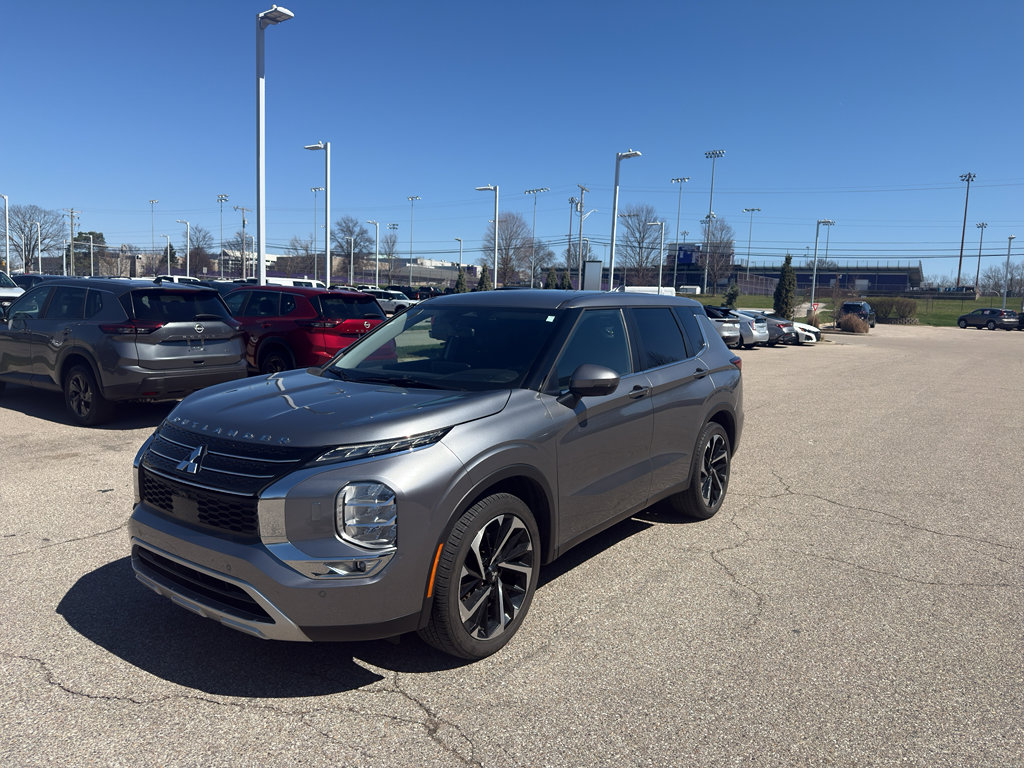 Used 2022 Mitsubishi Outlander SE image 2