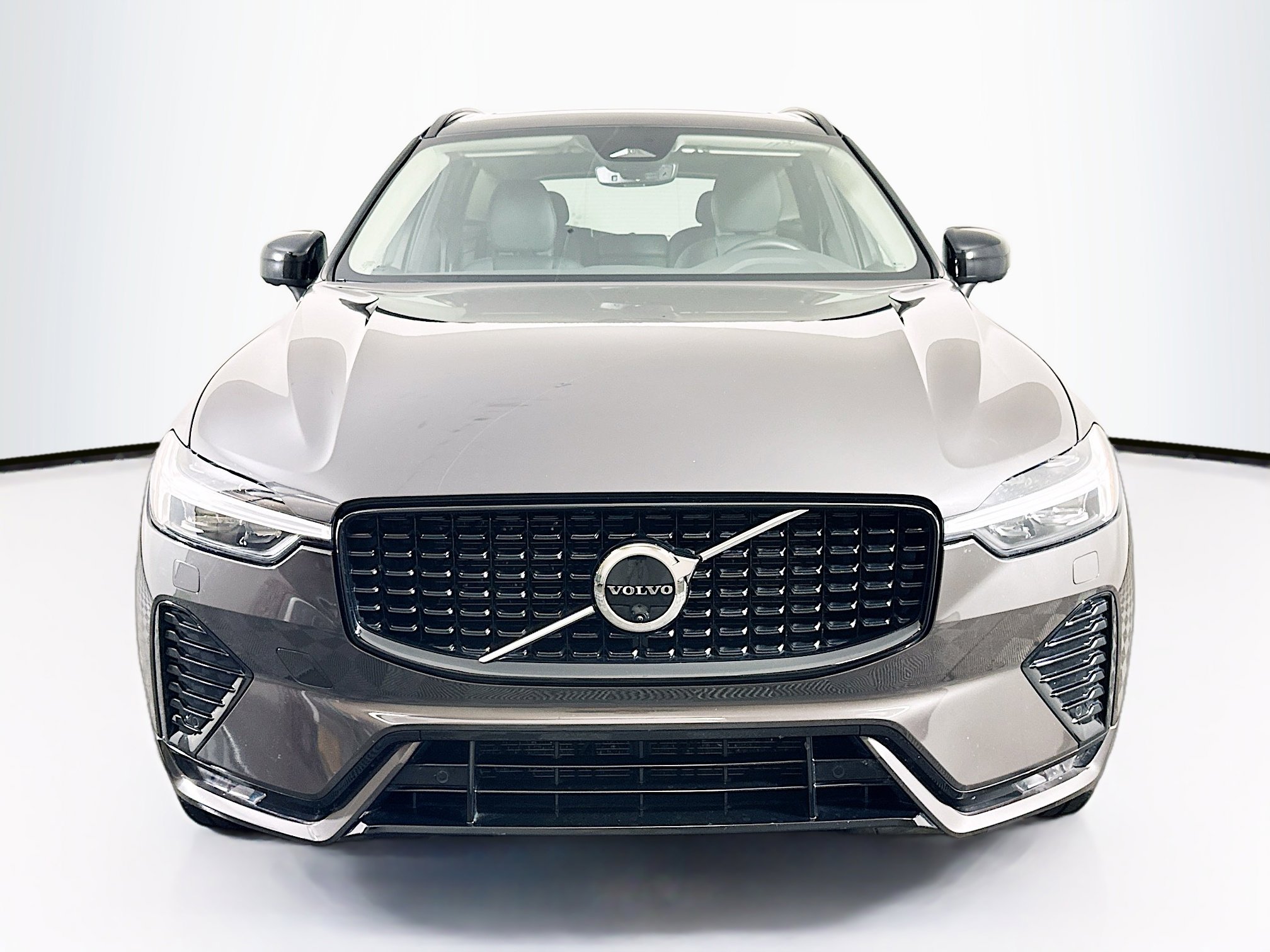 Used 2025 Volvo XC60 B5 Plus image 2