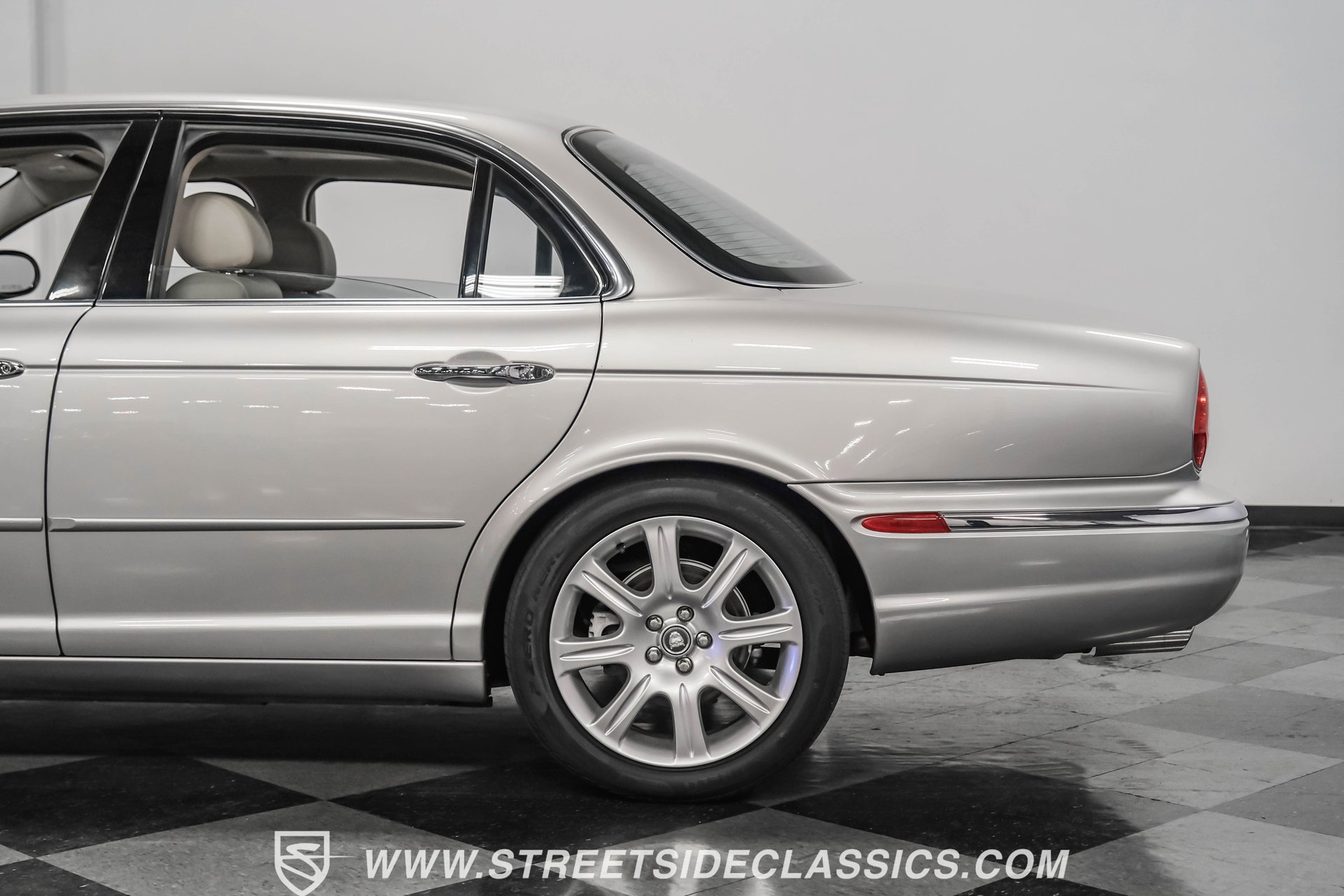 Used 2004 Jaguar XJ8 image 24