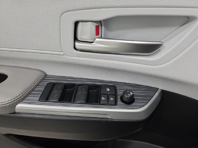 Used 2025 Toyota Sienna XLE FWD image 25