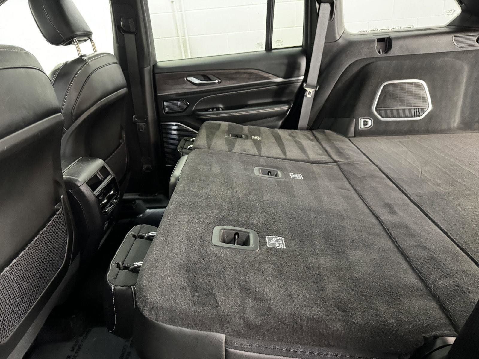 Used 2023 Jeep Grand Cherokee Overland AWD/4WD image 30