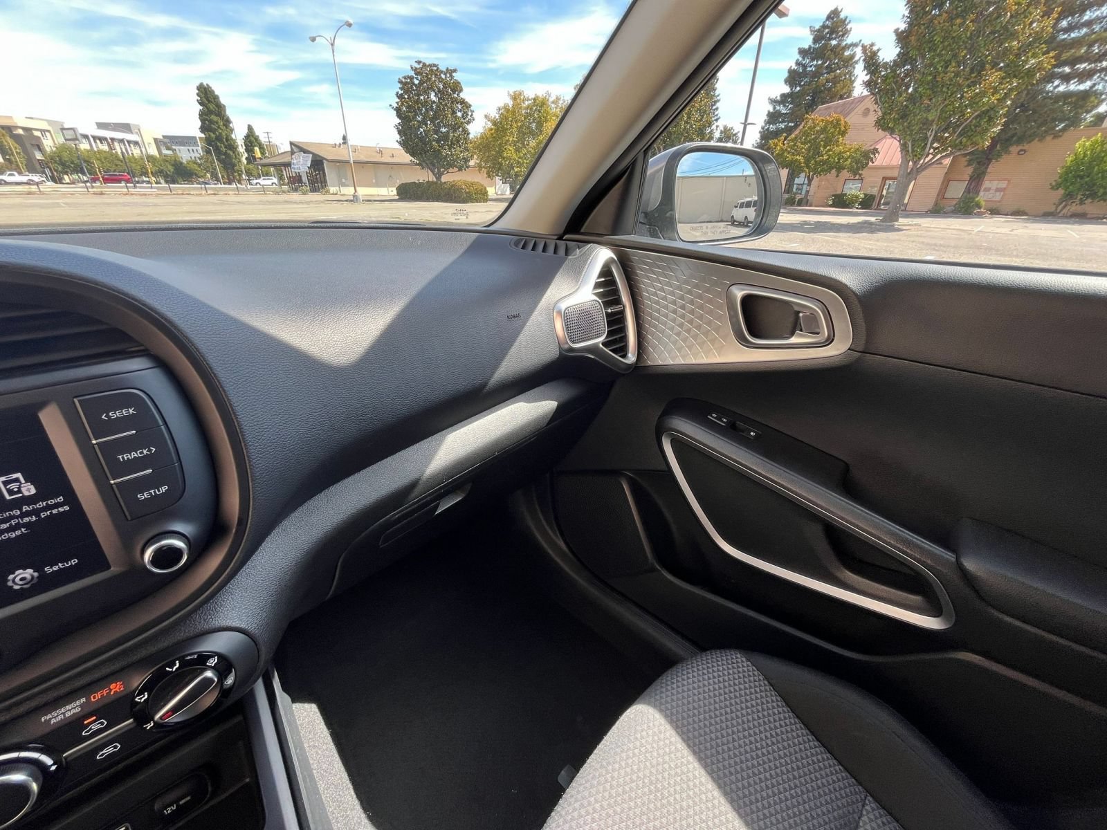 Used 2025 Kia Soul LX w/ LX Technology Package FWD image 32