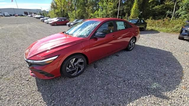 Used 2025 Hyundai Elantra Sport FWD image 2
