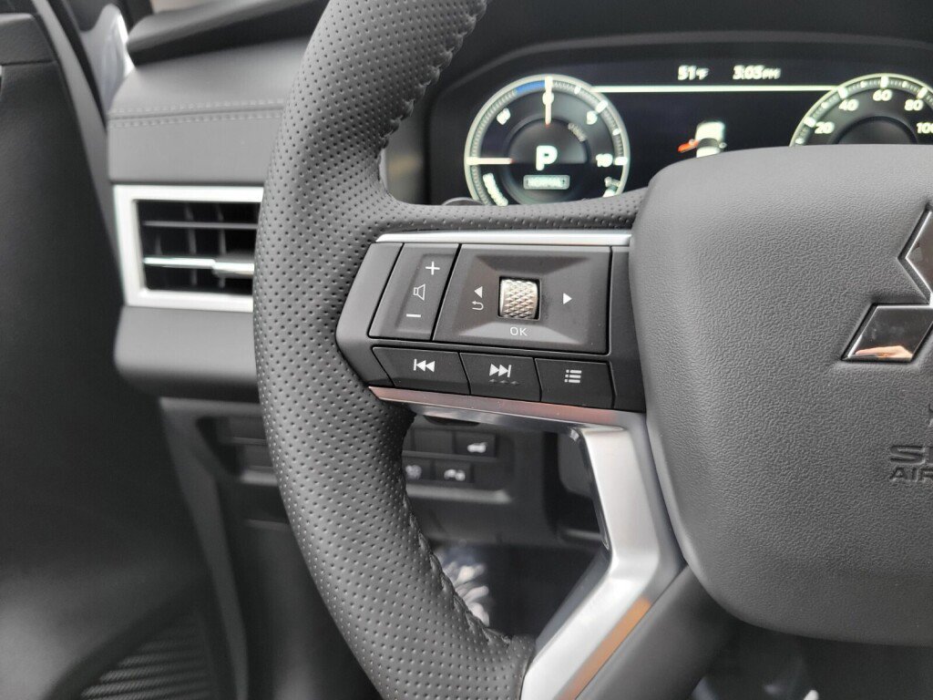 New 2025 Mitsubishi Outlander SE image 27