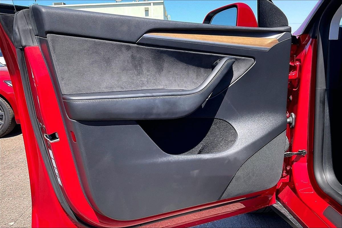 Used 2022 Tesla Model Y Long Range image 16