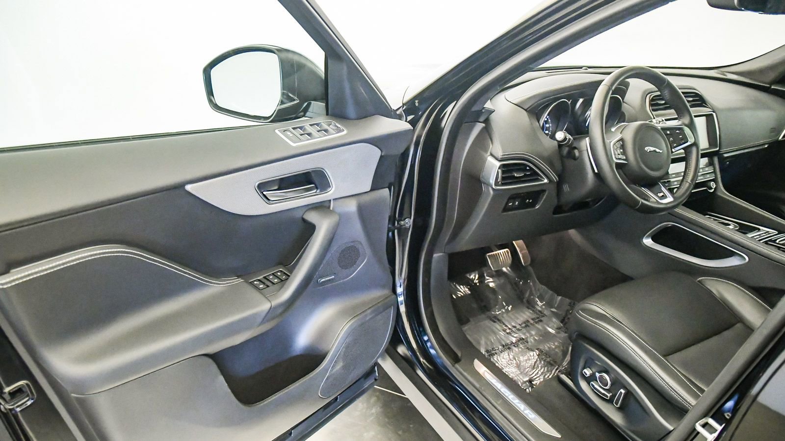 Used 2019 Jaguar F-PACE S image 28