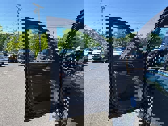 Used 2024 GMC Sierra 3500 Denali w/ Denali Reserve Package image 16