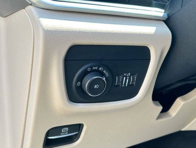 Used 2024 Jeep Grand Cherokee Limited w/ Black Appearance Package image 38