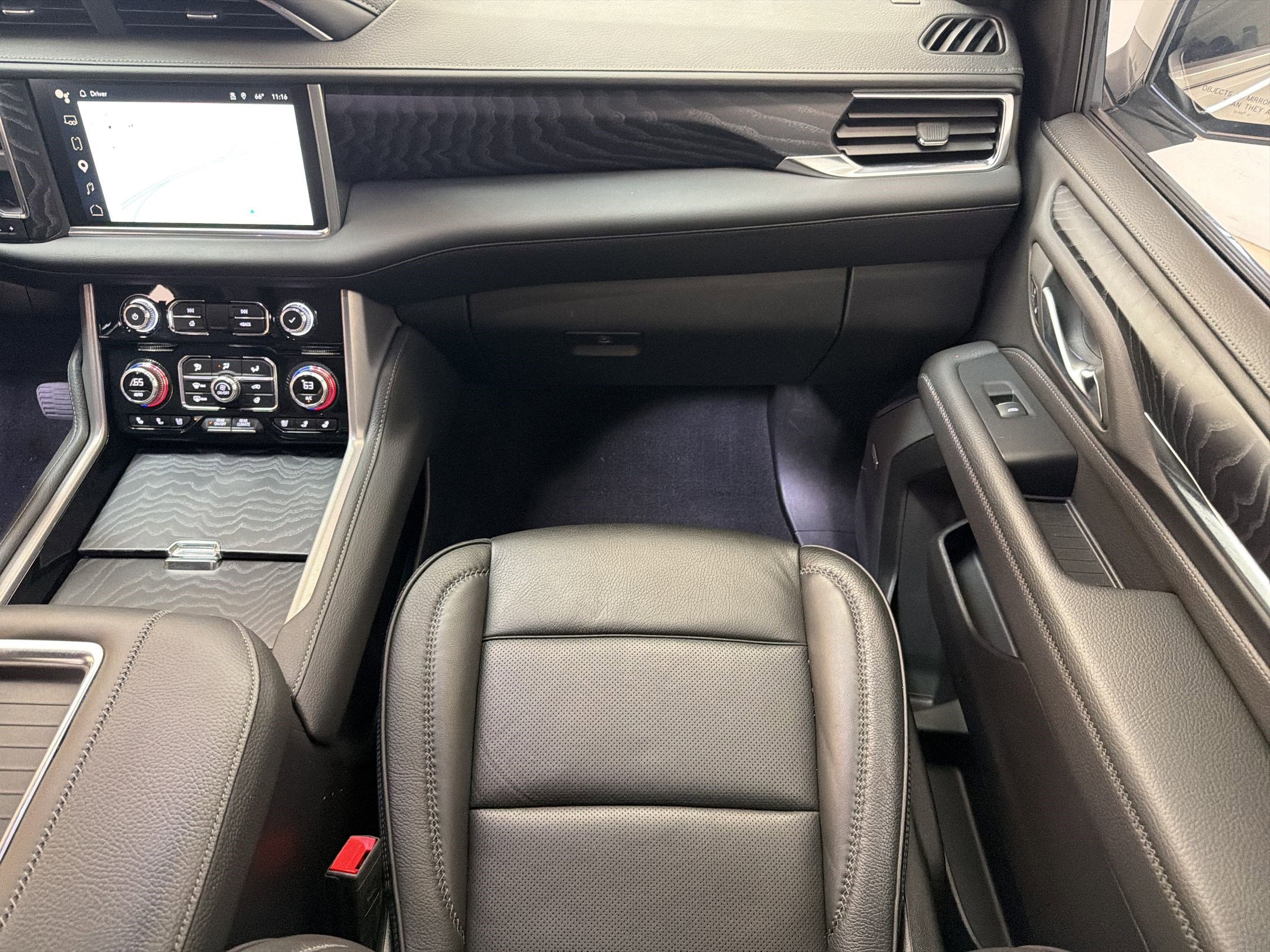 Used 2024 GMC Yukon XL Denali w/ Advanced Technology Package image 27