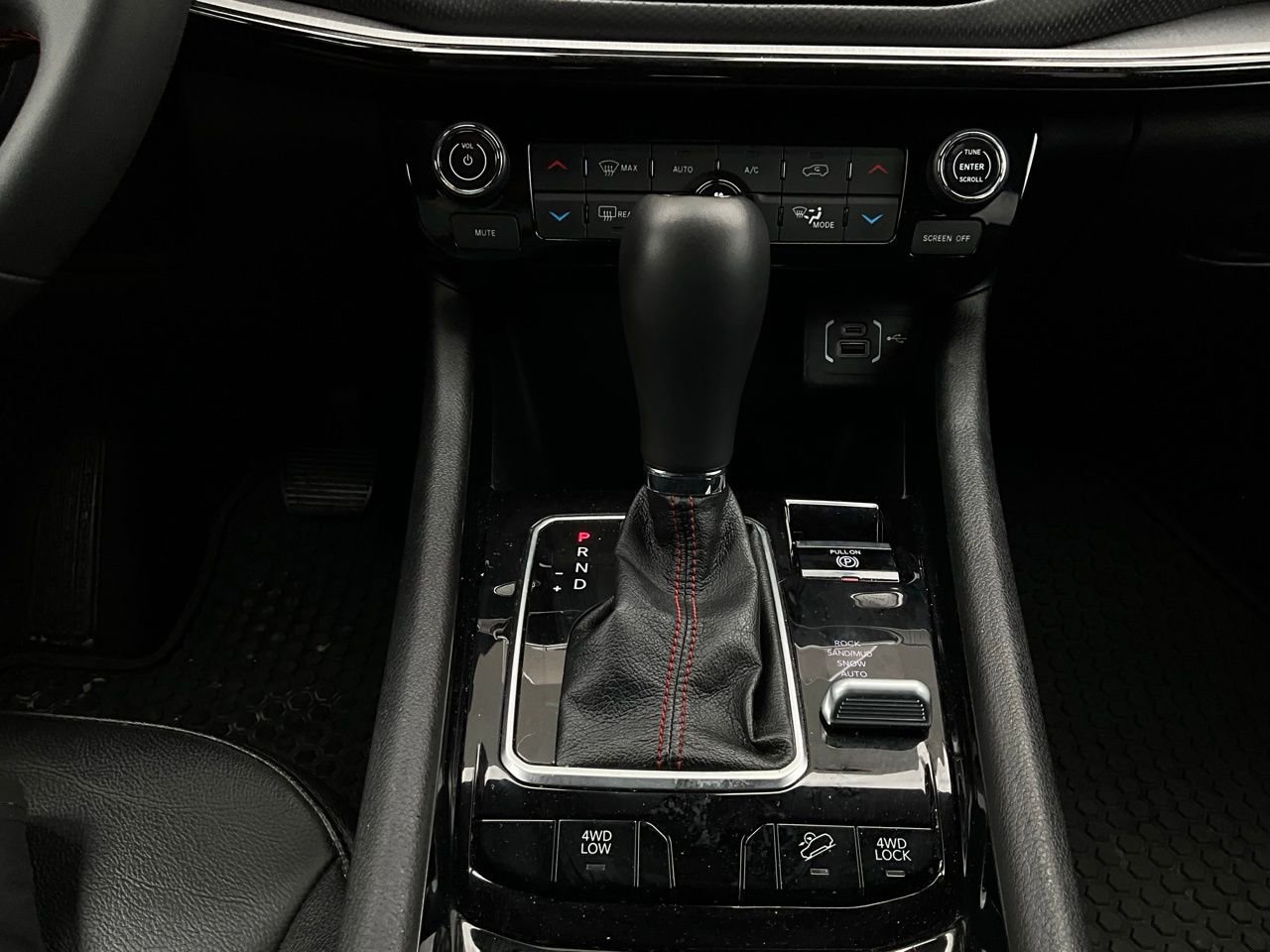 Used 2025 Jeep Compass Trailhawk image 24