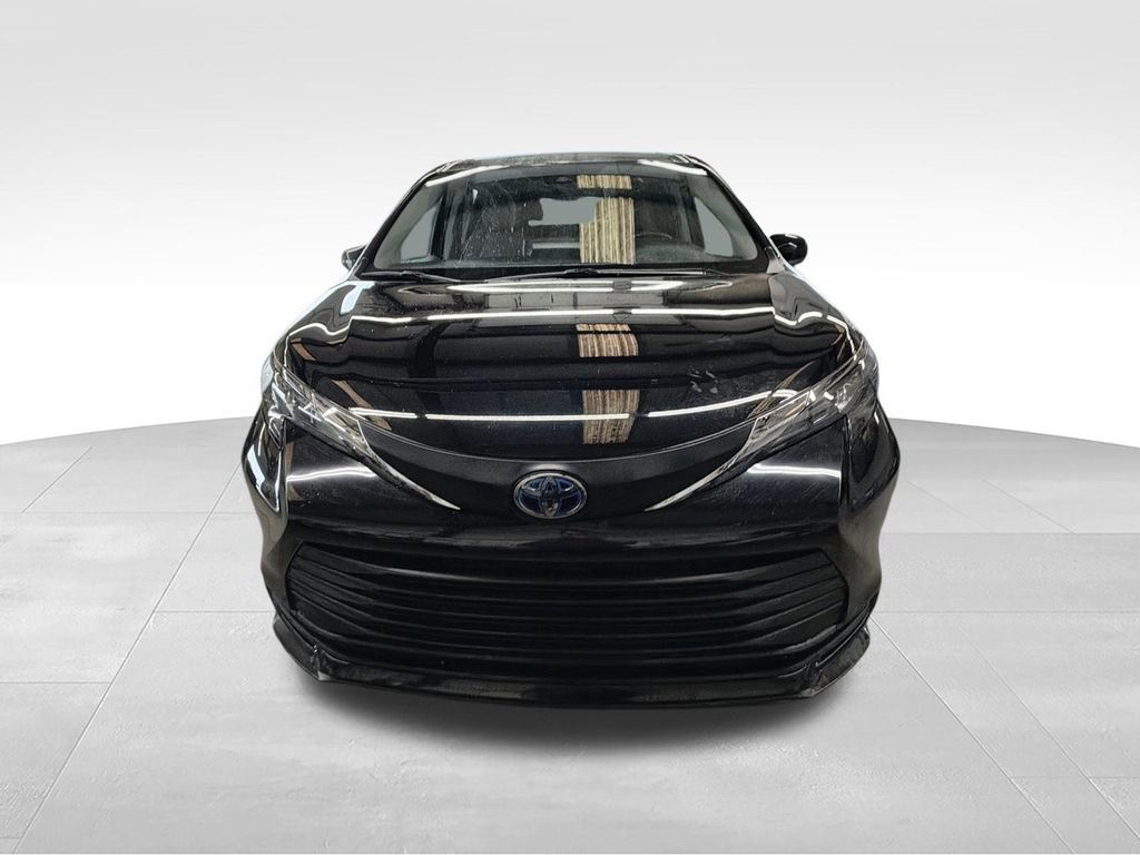 Used 2024 Toyota Sienna LE FWD image 3