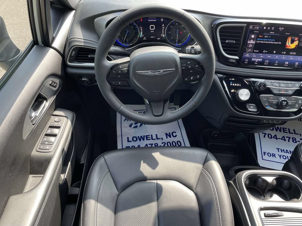 Used 2023 Chrysler Pacifica Touring-L w/ S Appearance Package FWD image 12
