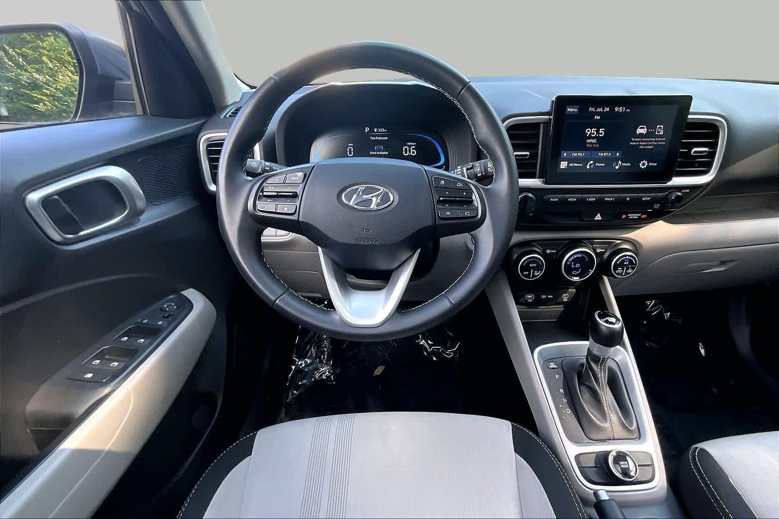 Used 2025 Hyundai Venue SEL FWD image 6