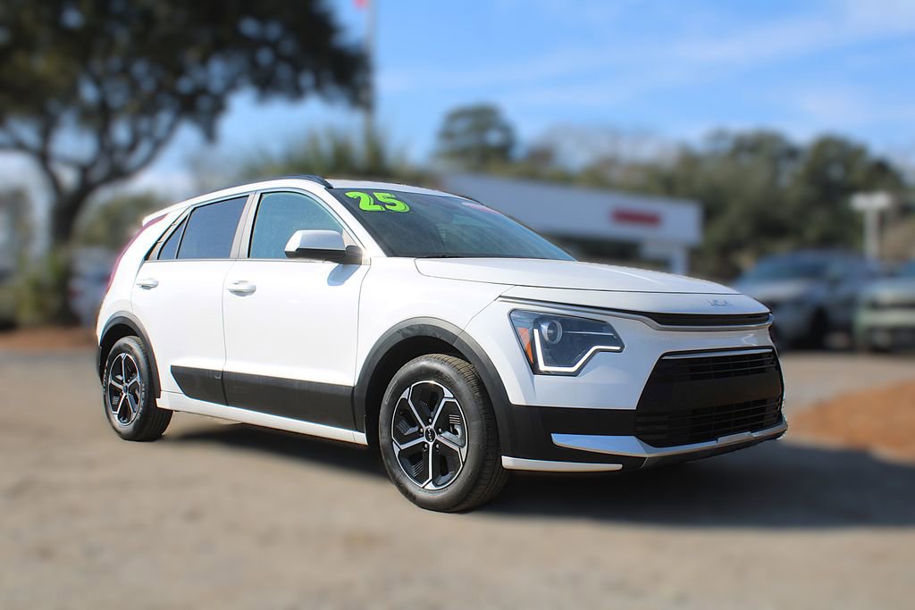Used 2025 Kia Niro LX image 3