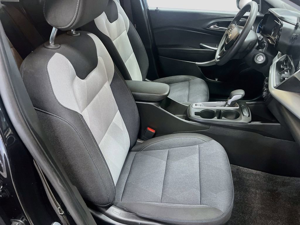 Used 2025 Chevrolet Trax LS w/ Driver Confidence Package FWD image 26