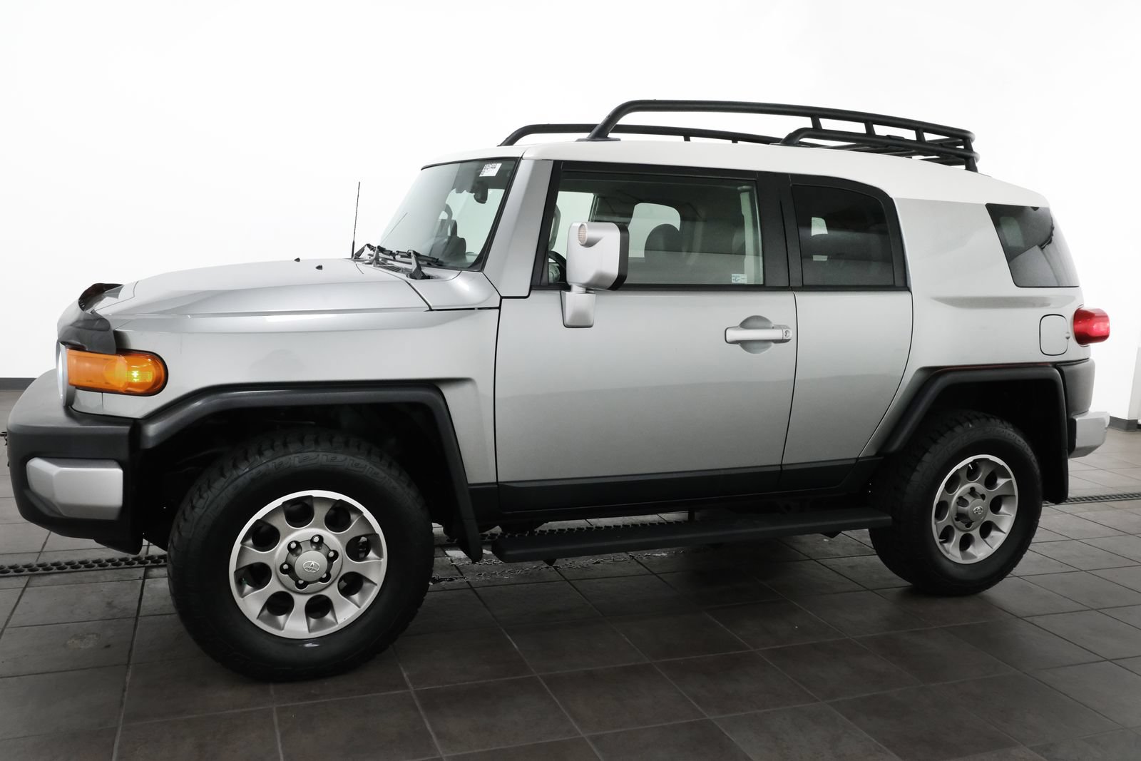 Used 2011 Toyota FJ Cruiser 4WD w/ Upgrade Pkg image 2