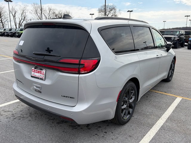 New 2026 Chrysler Pacifica Limited w/ S Appearance Package FWD image 8