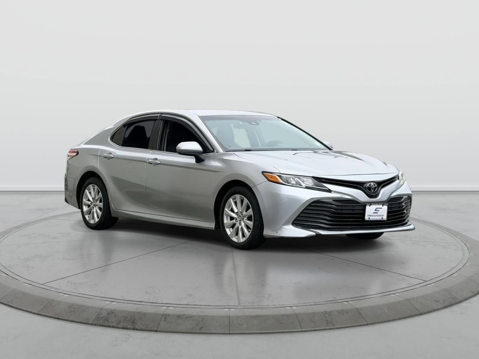 Used 2018 Toyota Camry LE image 1