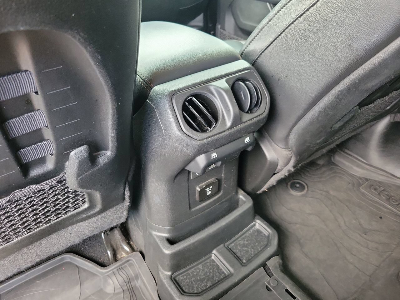 Used 2022 Jeep Wrangler Unlimited Rubicon w/ Dual Top Group AWD/4WD image 10