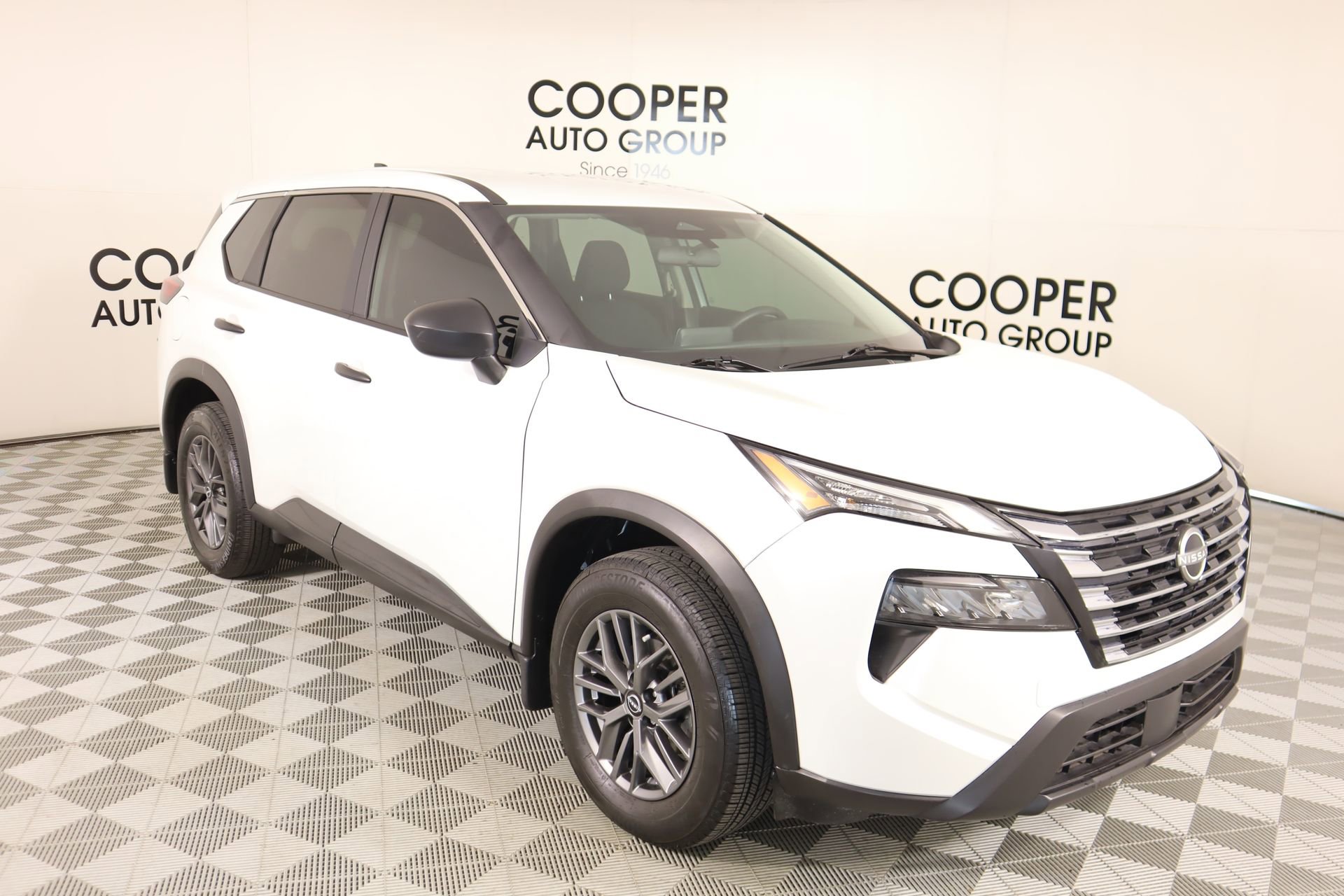 Used 2024 Nissan Rogue S image 1