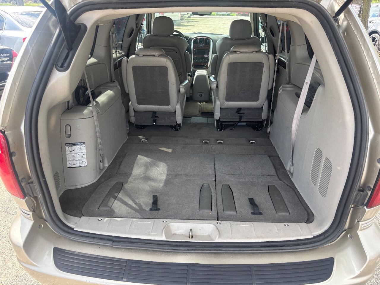 Used 2005 Chrysler Town & Country Limited w/ Trailer Tow Group FWD image 12