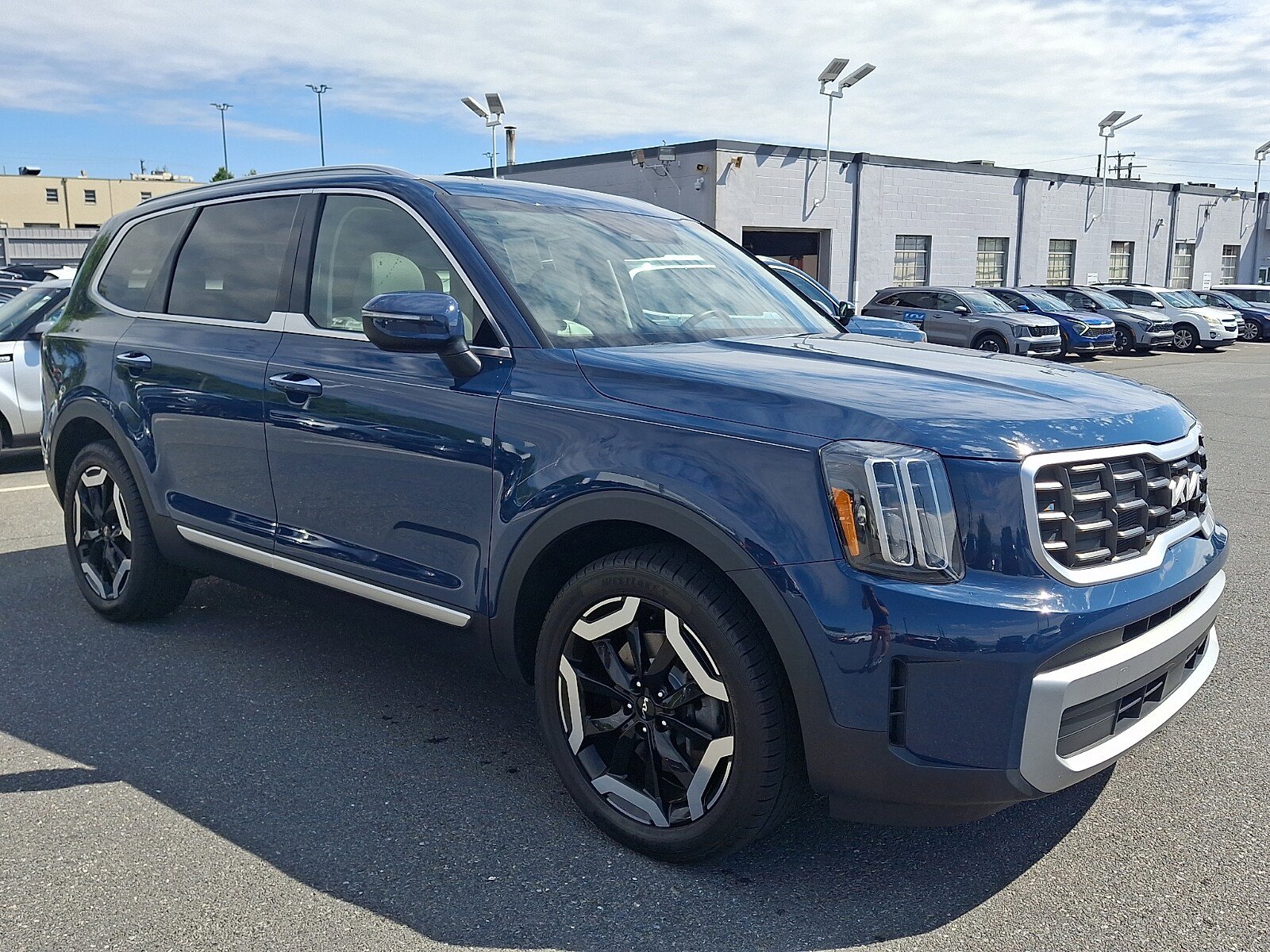 Used 2023 Kia Telluride S w/ S Sunroof Package AWD/4WD image 3