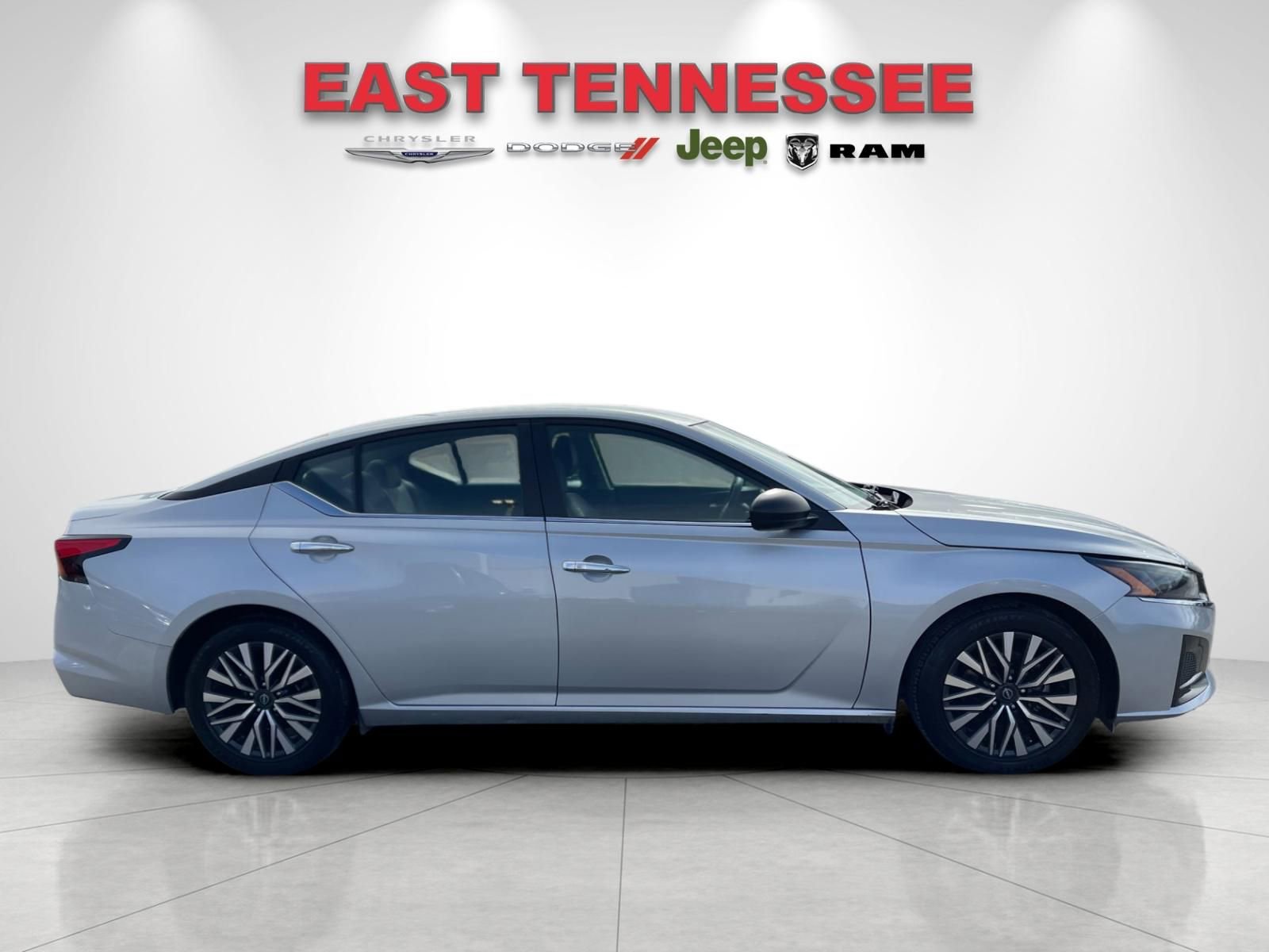 Used 2024 Nissan Altima 2.5 SV image 2