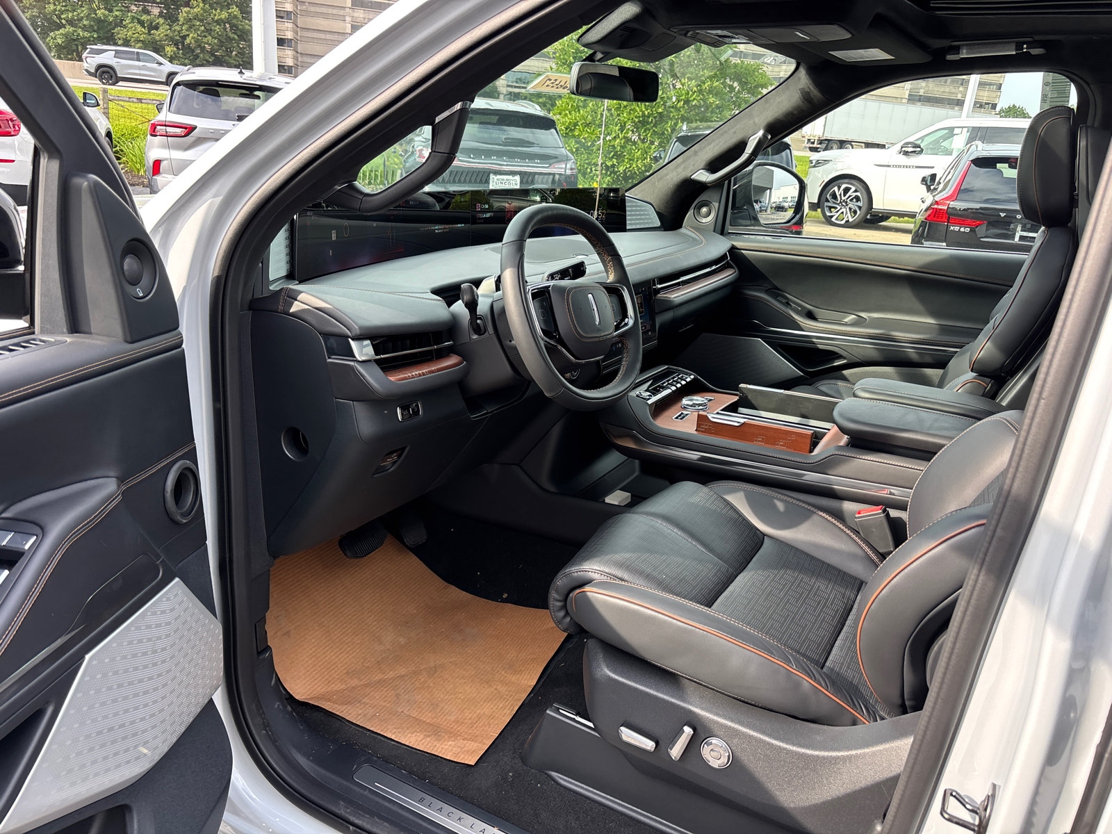 New 2026 Lincoln Navigator L Black Label AWD/4WD image 23