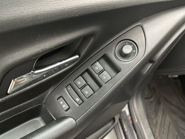 Used 2021 Chevrolet Trax LS w/ Tint and Cruise Package image 19