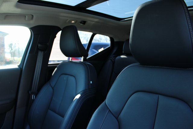 Used 2025 Volvo XC40 B5 Plus image 15