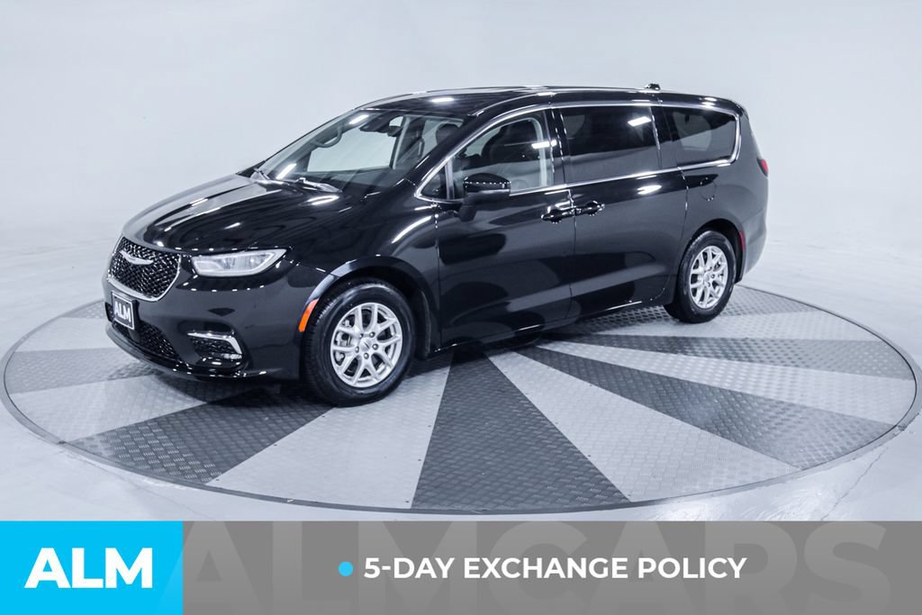 Used 2023 Chrysler Pacifica Touring-L FWD image 3