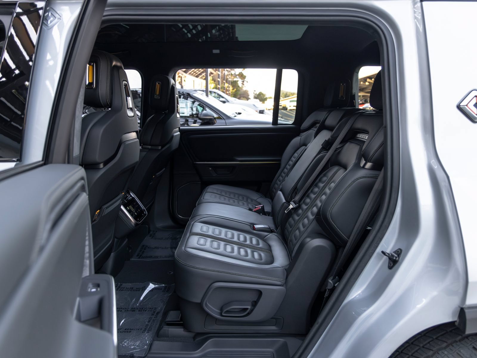 Used 2025 Rivian R1S Adventure Dual AWD/4WD image 40