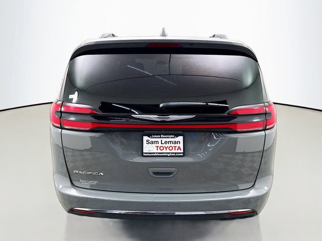 Used 2022 Chrysler Pacifica Touring-L image 6