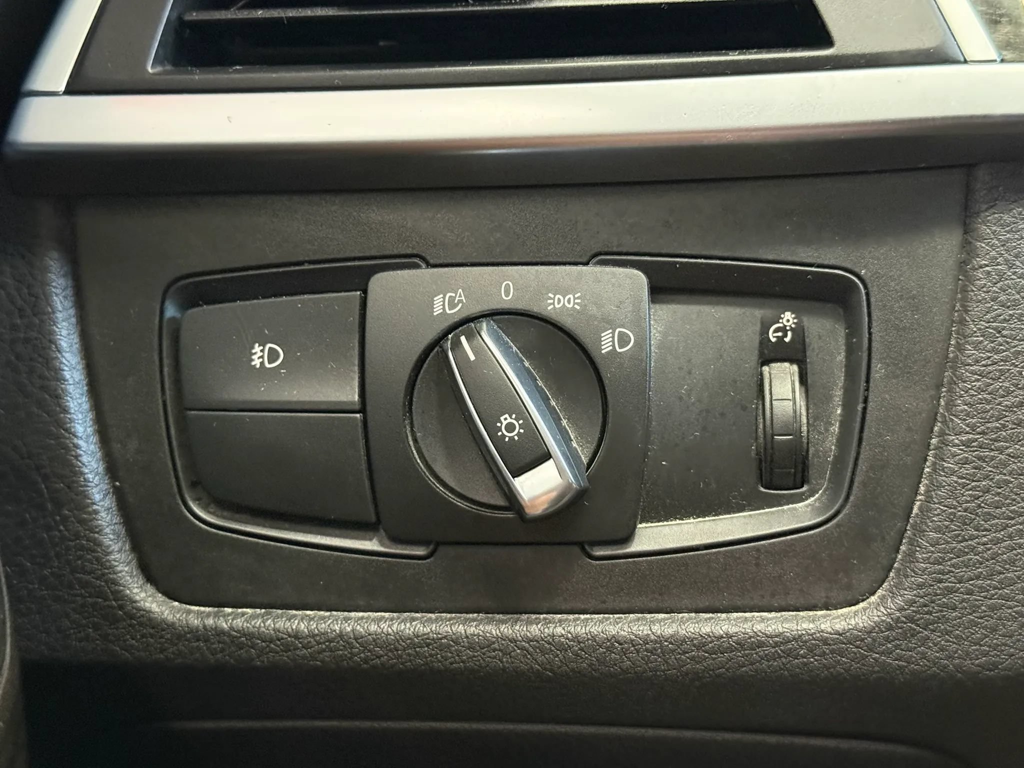 Used 2018 BMW 320i Sedan RWD image 23
