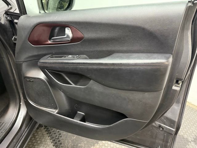 Used 2020 Chrysler Pacifica Limited image 38