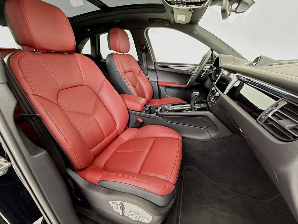 Certified 2025 Porsche Macan image 31
