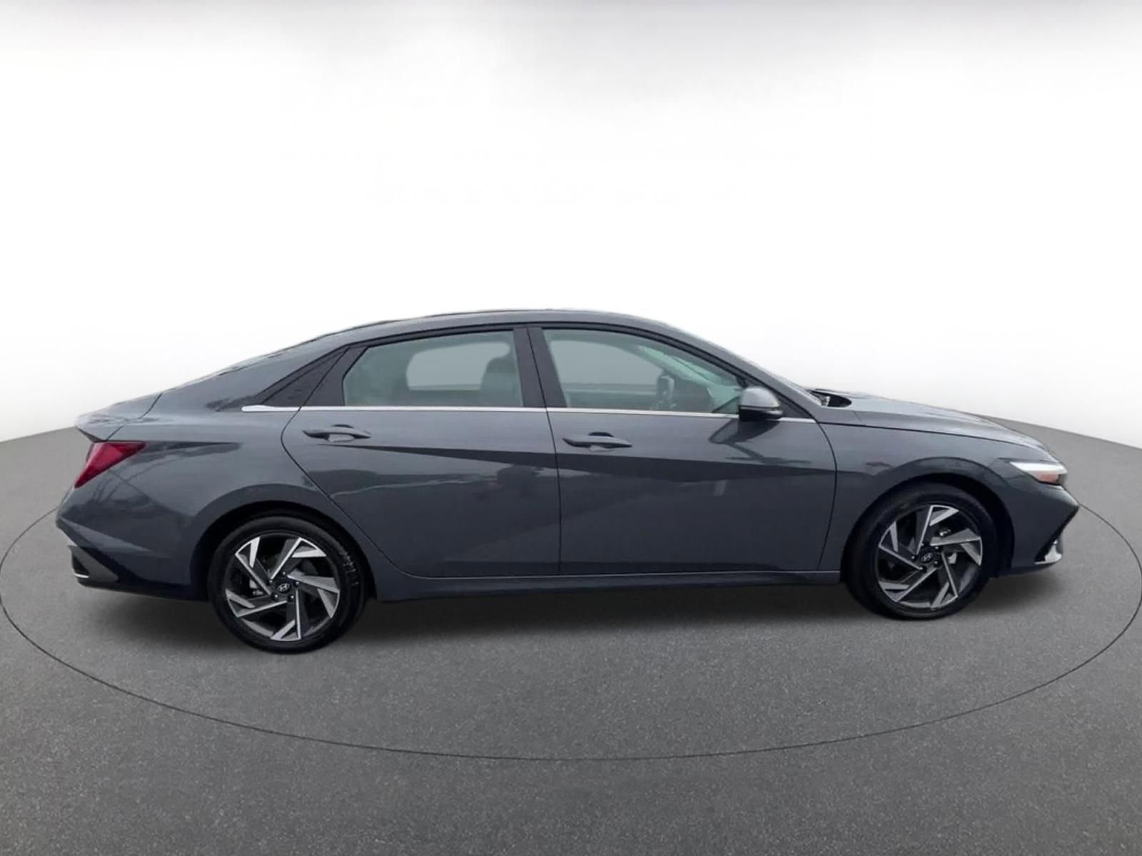Used 2025 Hyundai Elantra Limited FWD image 16