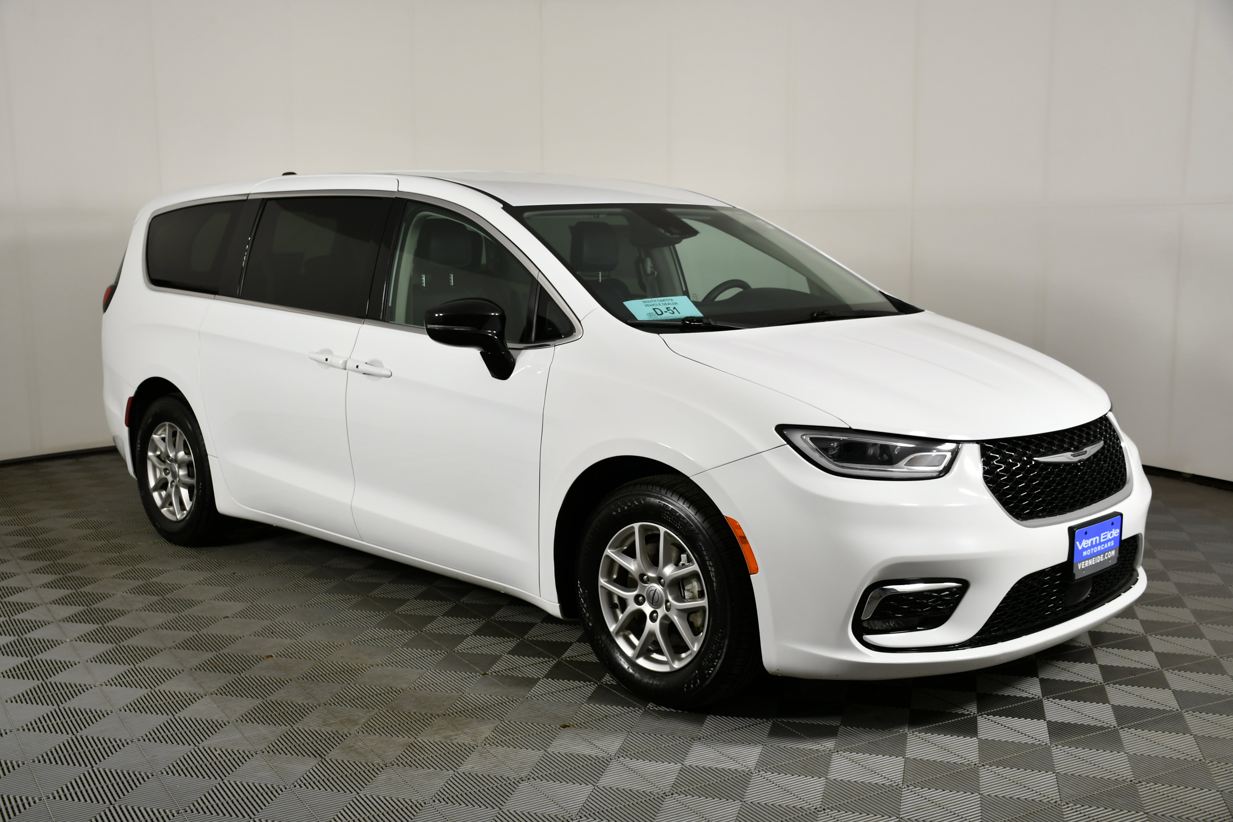 Used 2024 Chrysler Pacifica Touring-L image 4