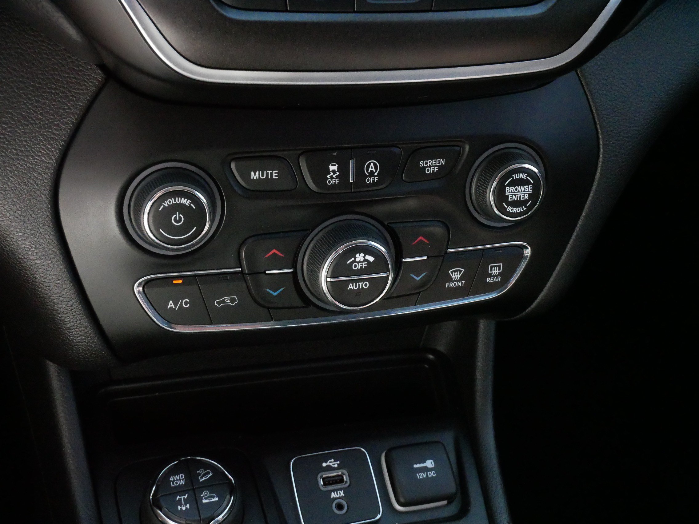 Used 2019 Jeep Cherokee Trailhawk AWD/4WD image 23
