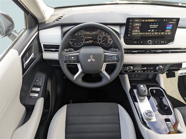 New 2025 Mitsubishi Outlander SE image 14