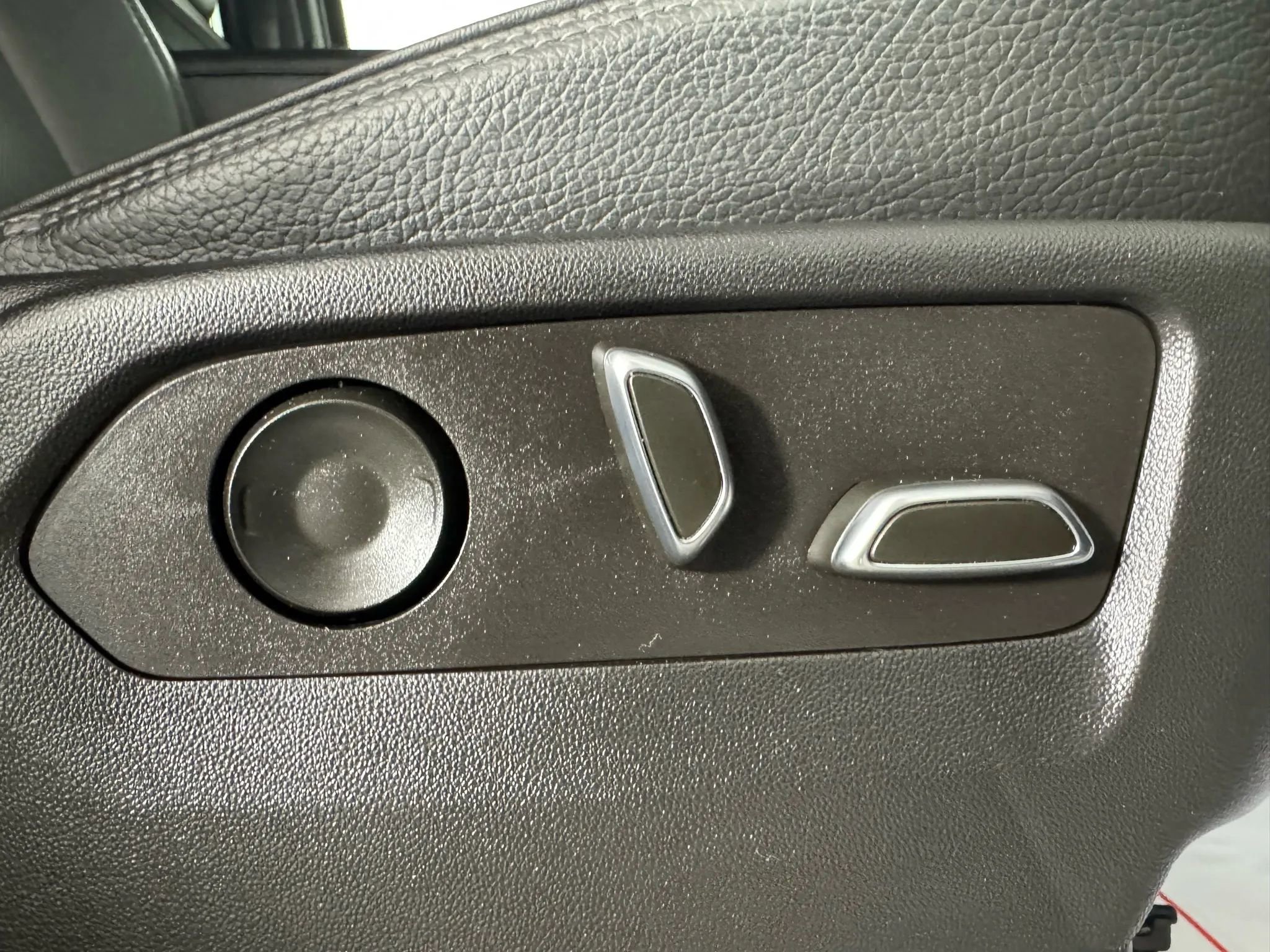 Used 2023 GMC Yukon XL Denali image 41