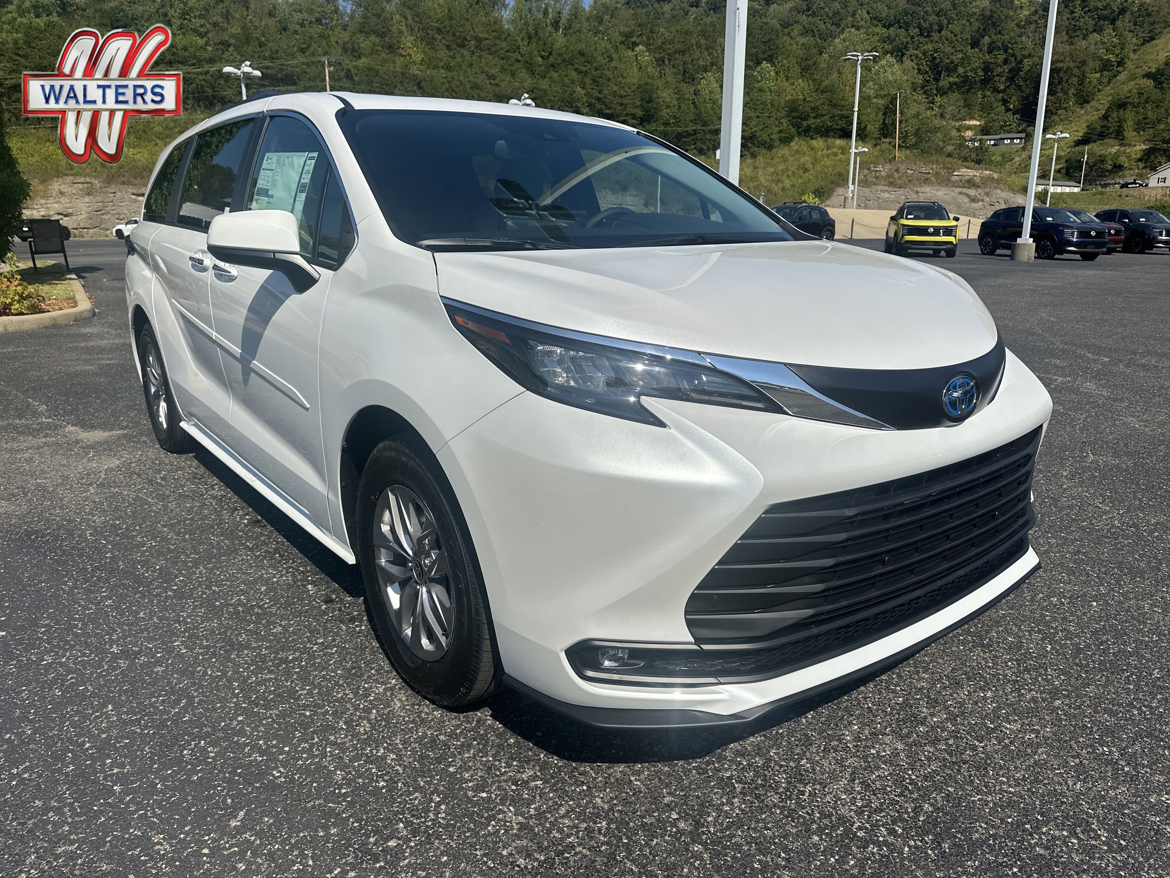 New 2025 Toyota Sienna XLE image 1