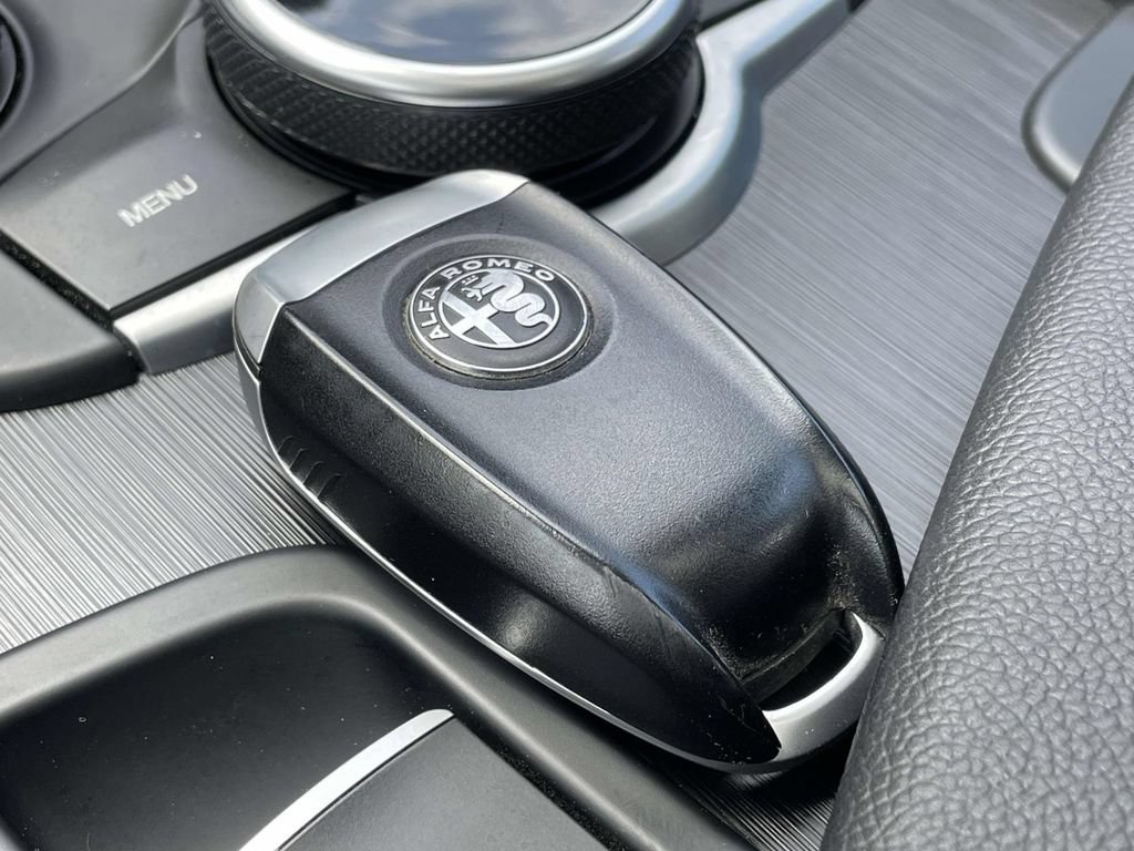 Used 2017 Alfa Romeo Giulia AWD image 42