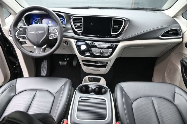 Used 2024 Chrysler Pacifica Limited FWD image 25