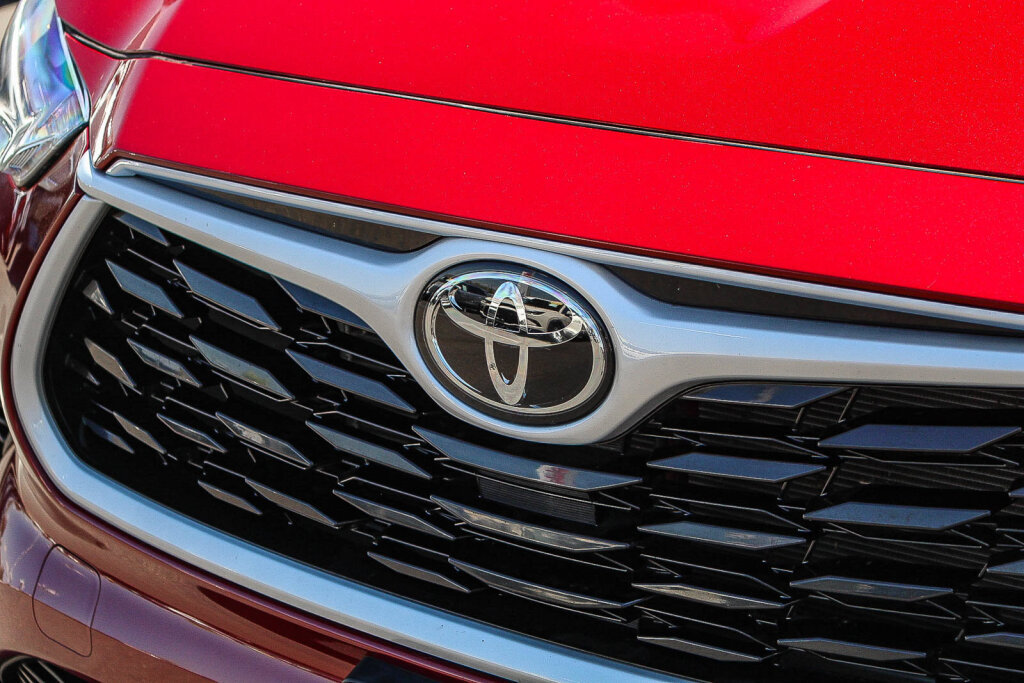 Certified 2025 Toyota Highlander LE FWD image 23