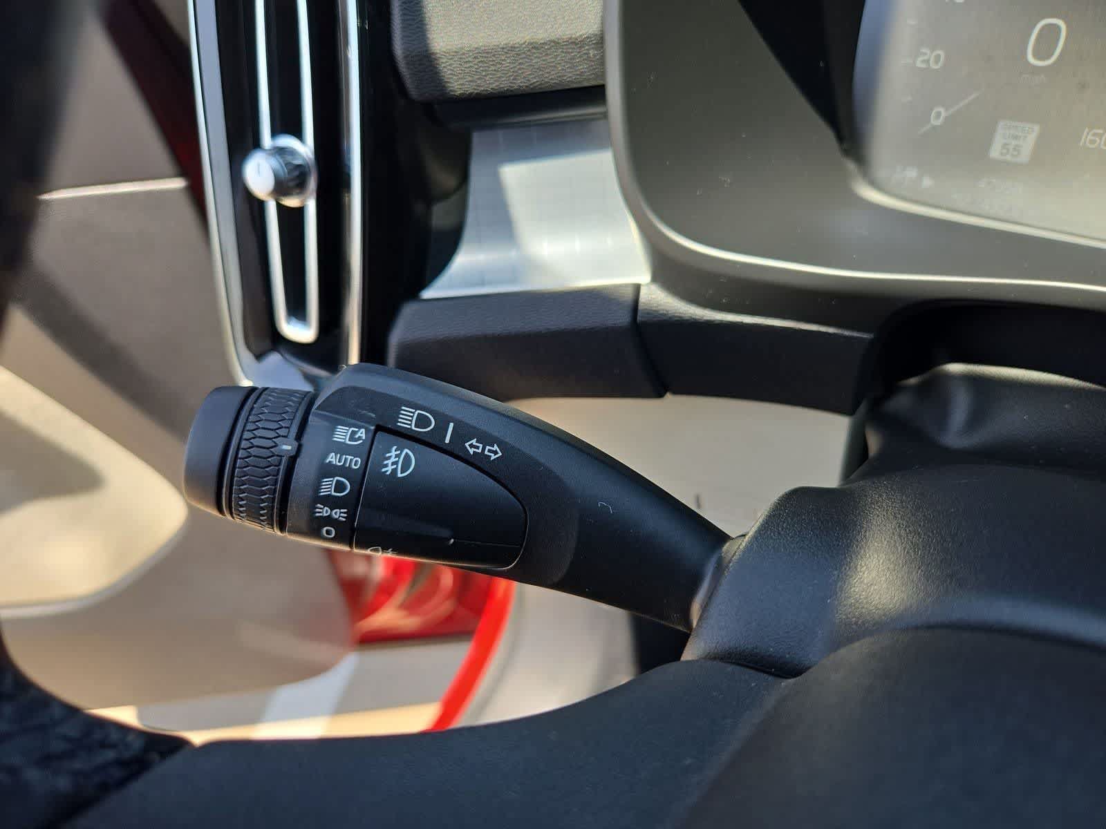 Used 2022 Volvo XC40 T4 Momentum FWD image 24