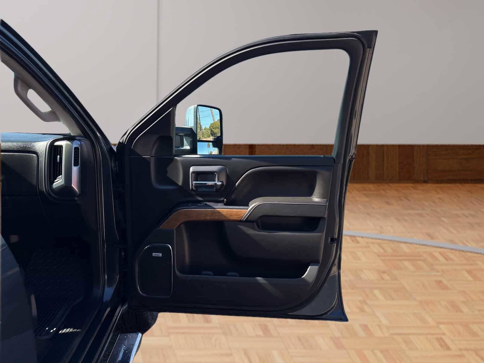 Used 2018 Chevrolet Silverado 1500 LTZ w/ LTZ Plus Package image 15