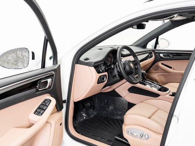 Certified 2025 Porsche Macan image 6