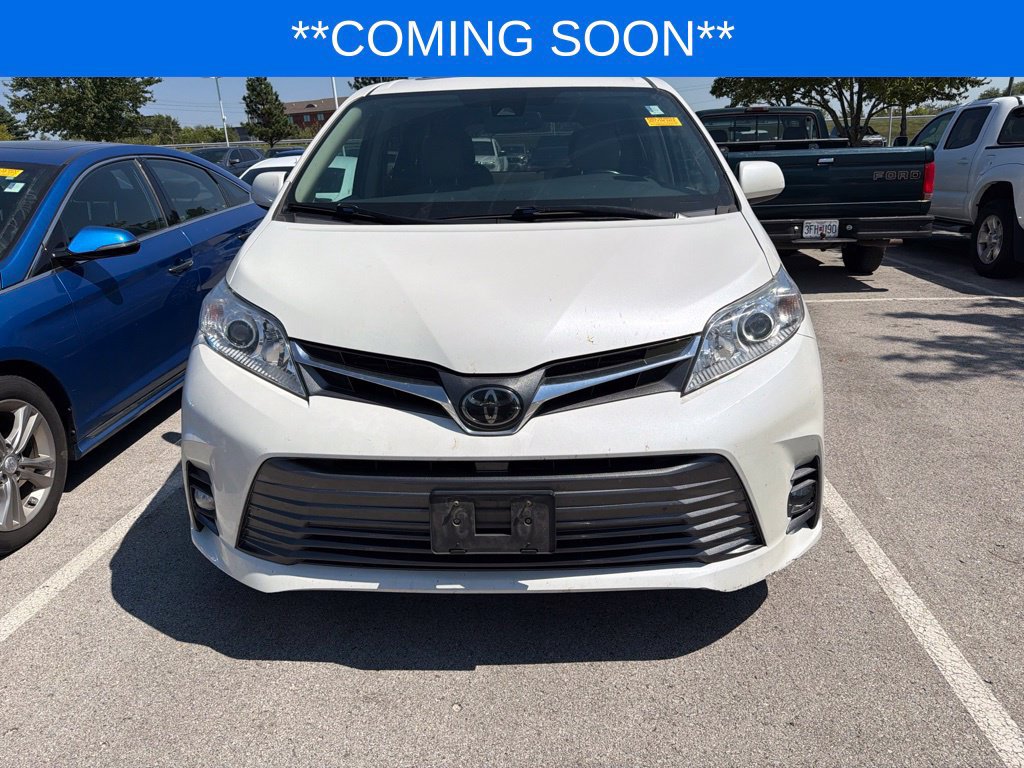 Used 2018 Toyota Sienna XLE w/ Carpet Mat Package FWD image 2
